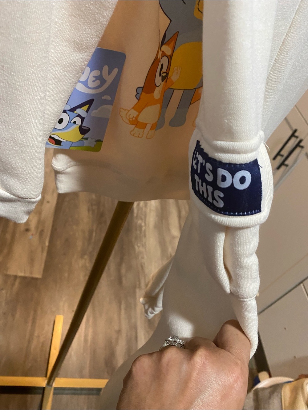 Bluey Cream Kids Sweatshirt & Joggers Set with Bluey Graphic size 4T NWT unisex - Picture 4 of 6